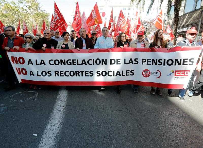 La cita, que s'ha repetit a Alacant, Castelló i Elx, s'emmarca en el centenar de mobilitzacions que entre el divendres i aquest dilluns han convocat els sindicats UGT i CCOO en tot l'estat espanyol en defensa d'unes pensions dignes i perquè el Govern