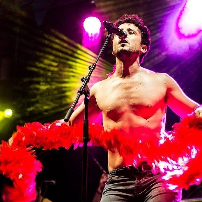 L'acusació del Vox es basa en el fet que l'artista es va despullar totalment durant l'actuació a la plaça Major de la ciutat.