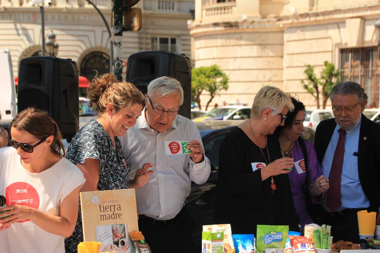 Després de la presentació dels actes, els membres del govern local van degustar productes de comerç just.