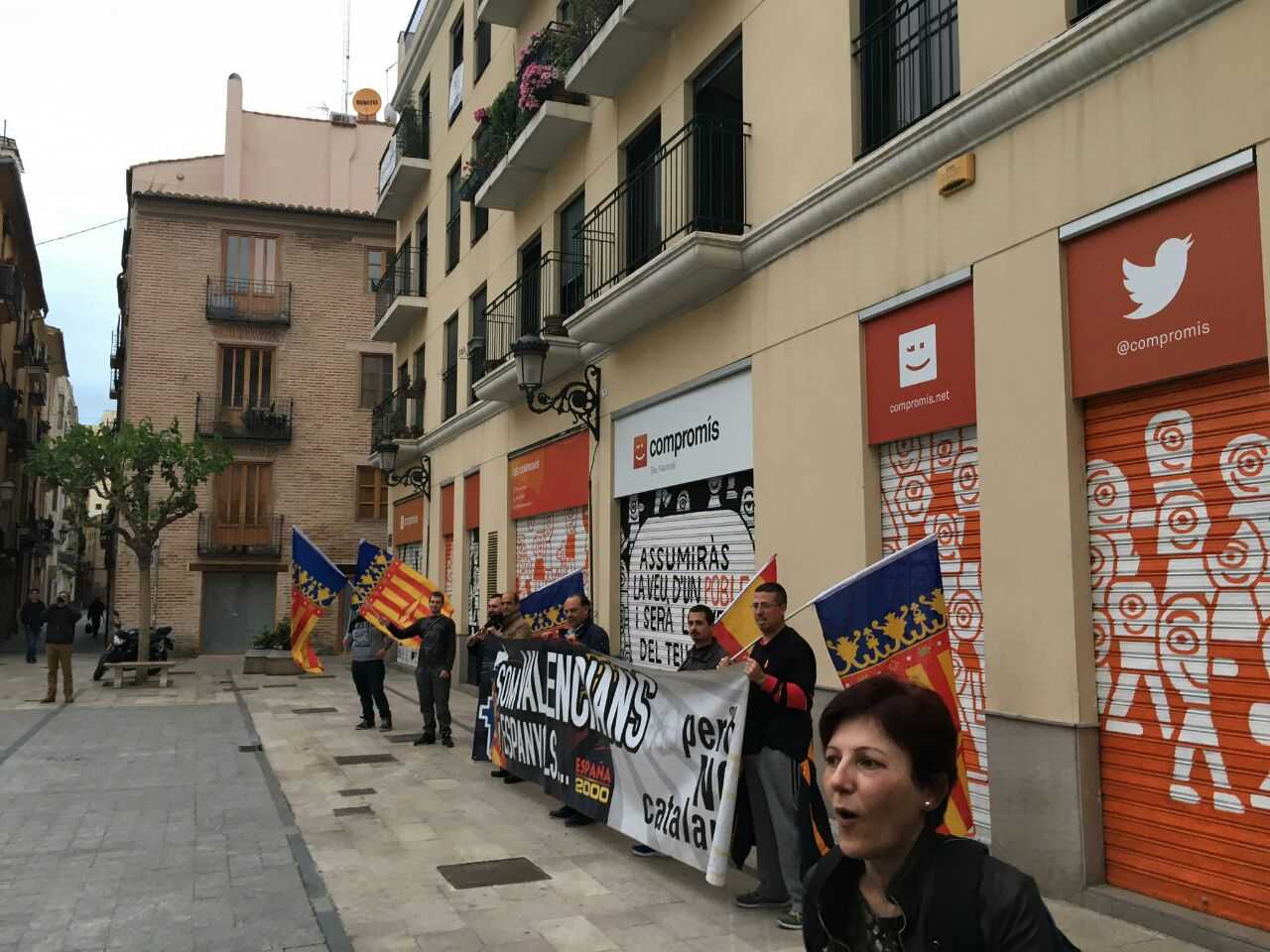Una desena de manifestants han increpat diverses representants de la coalició valenciana.
