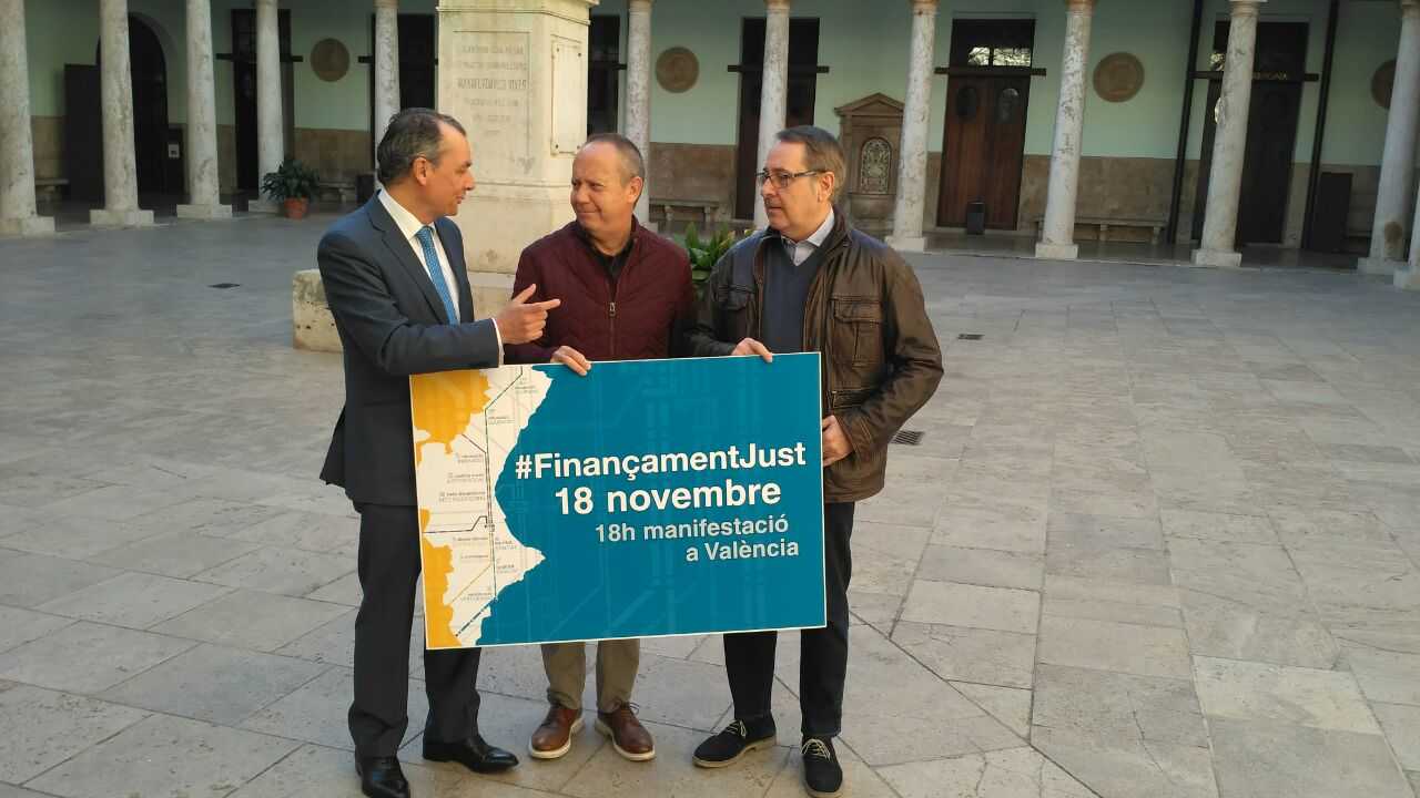 Salvador Navarro (CEV), Ismael Sáez (UGT), Arturo León (CCOO) i en La Nau.