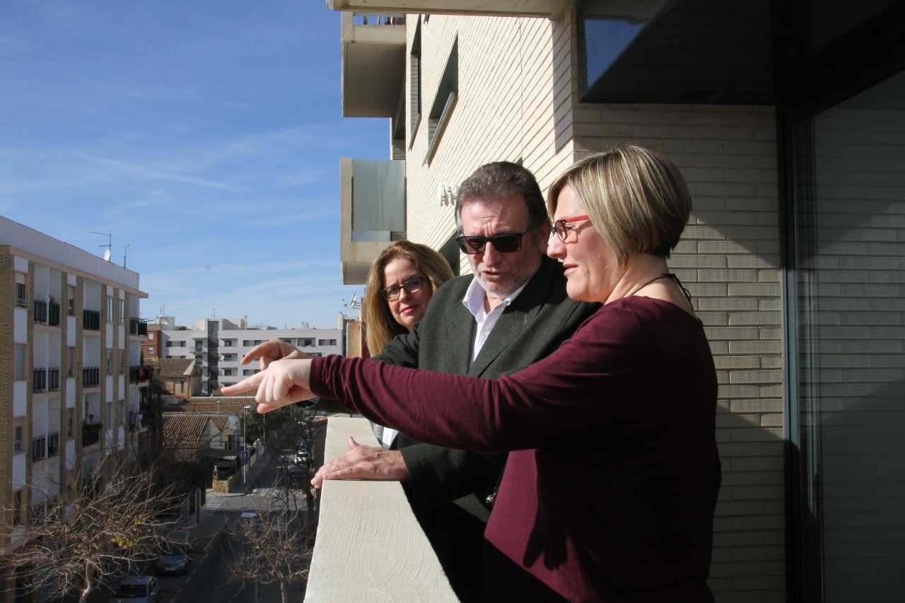 La consellera Maria José Salvador, amb l'alcalde de Torrent, Jesus Ros, i la directora de l'Evha, Helena Beunza, després de signar un conveni de vivenda social.