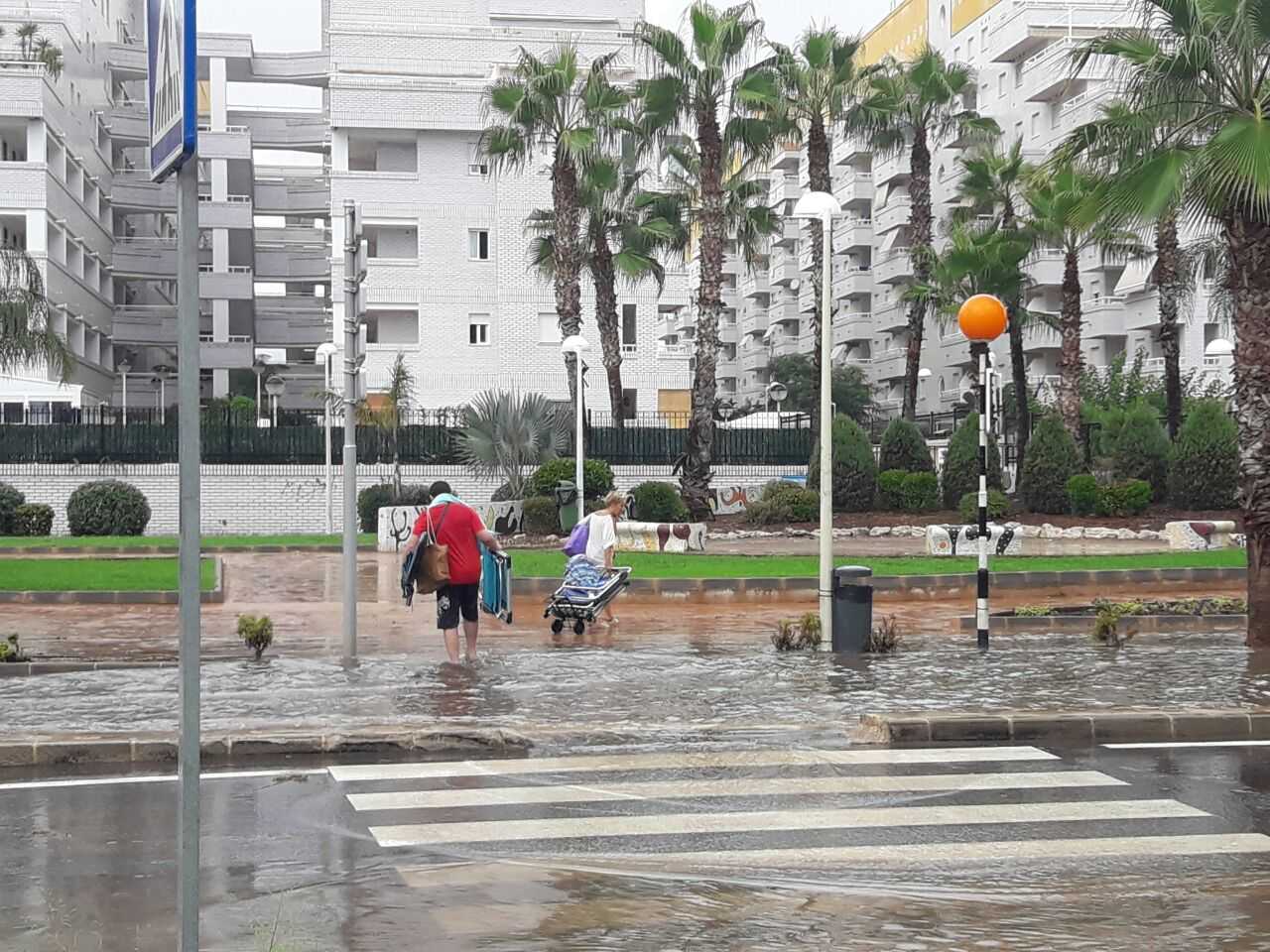 Les pluges han sorprés moltes persones a les localitats costaneres.