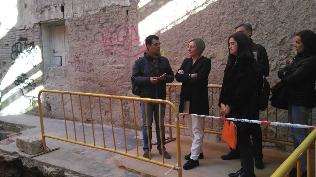 La consellera Salvador ha visitat els edificis que es van a rehabilitar junt a l'arqueòleg encarregat d'examinar els terrenys.