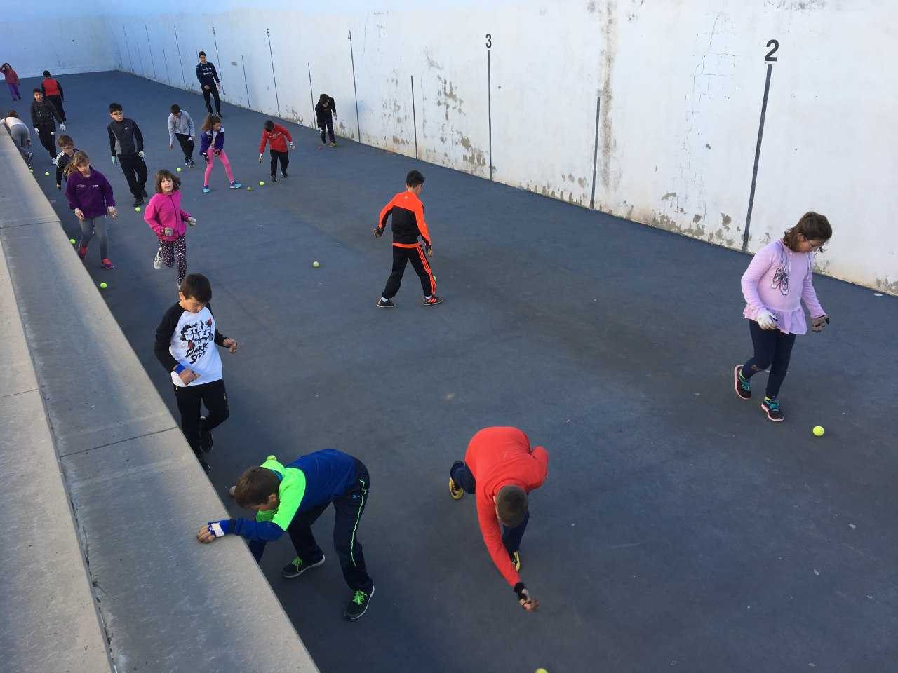 Alumnes del CEIP Sant Antoni de Pàdua de Xeresa (la Safor), practicant pilota valenciana.