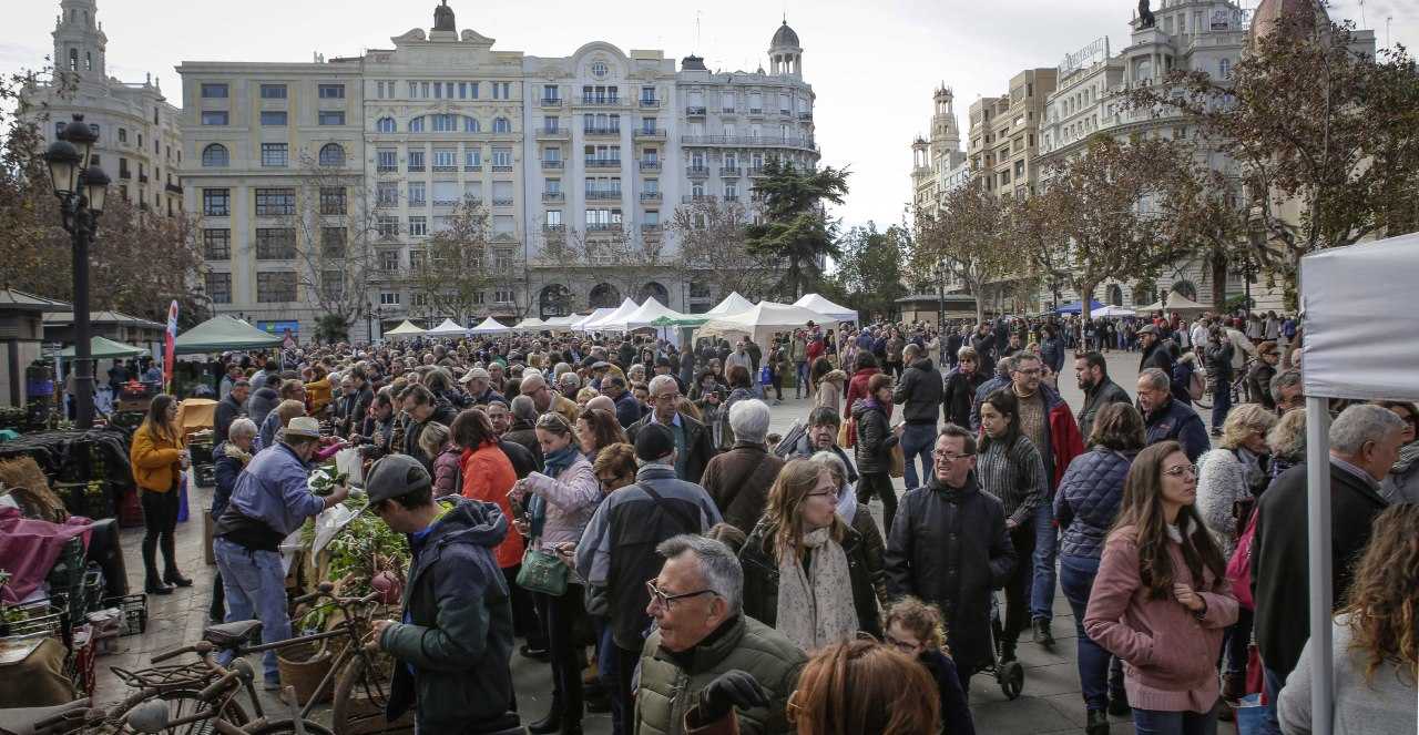 La plaça de l'Ajuntament es va convertir aquest diumenge en un espai de trobada ciutadana.