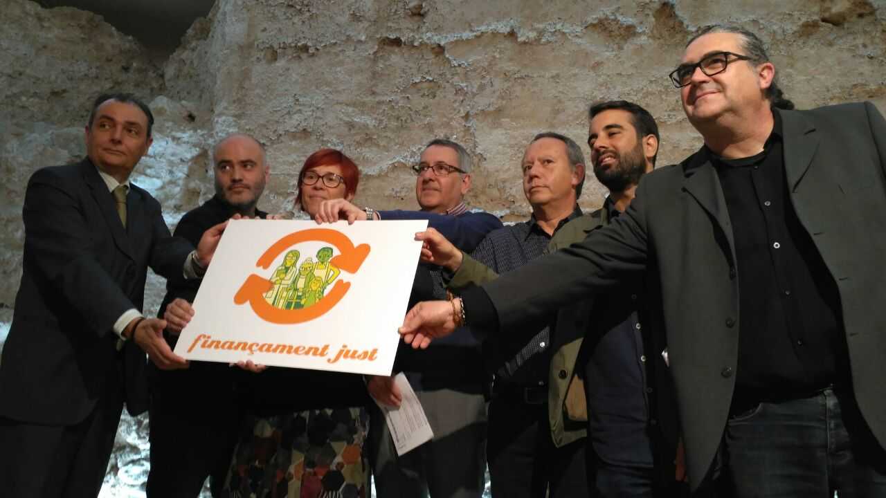Arturo León, de CCOO, Ismael Sáez, de UGT, Salvador Navarro, de la CEV, José Muñoz, del PSPV, Àgueda Micó, de Compromís i Jaume Monfort, de Podem, en un acte en el que han aprofitat per a presentar la nova imatge de la campanya.