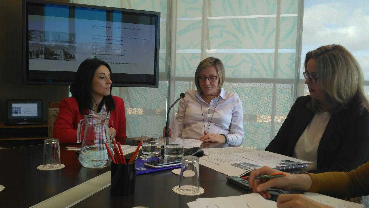 Salvador, acompanyada de la directora del Eige, Helena Benuza i la directora general de Vivenda, Rebeca Torró, ha explicat que com abans "no gestionava ningu" la conselleria s'ha hagut de fer carrec de projectes inacabats de l'anterior Consell