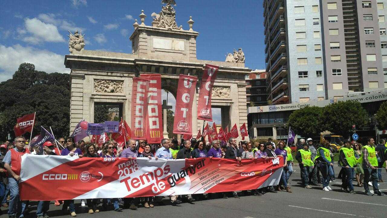 Una vegada acabats els parlaments polítics, les dolçaines, els tabals i els crits reivindicatius van convertir-se en els protagonistes d'un recorregut que va passar pels principals carrers de la ciutat fins a arribar al carrer Navarro Reverter.