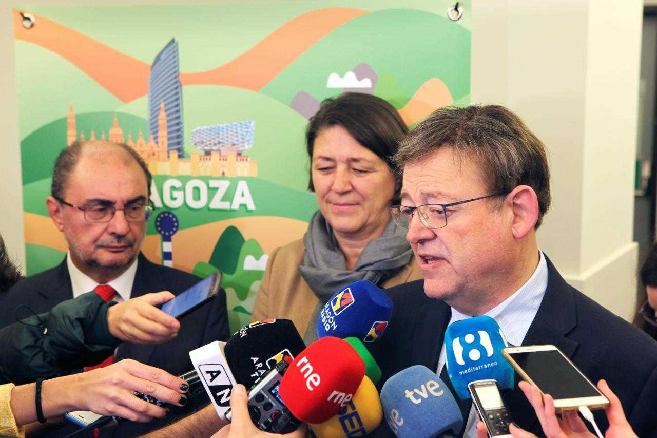 El president de la Generalitat, Ximo Puig, amb la comissaria europea de transport, Violeta Bulc, i el president aragonés, Javier Lambán.