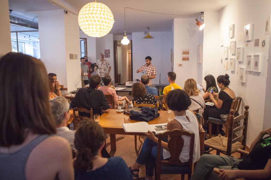 Professionals i aficionats de la imatge es reuneixen periòdicament per a compartir i parlar sobre llibres de fotografia. / PHOTOBOOK CLUB VALÈNCIA