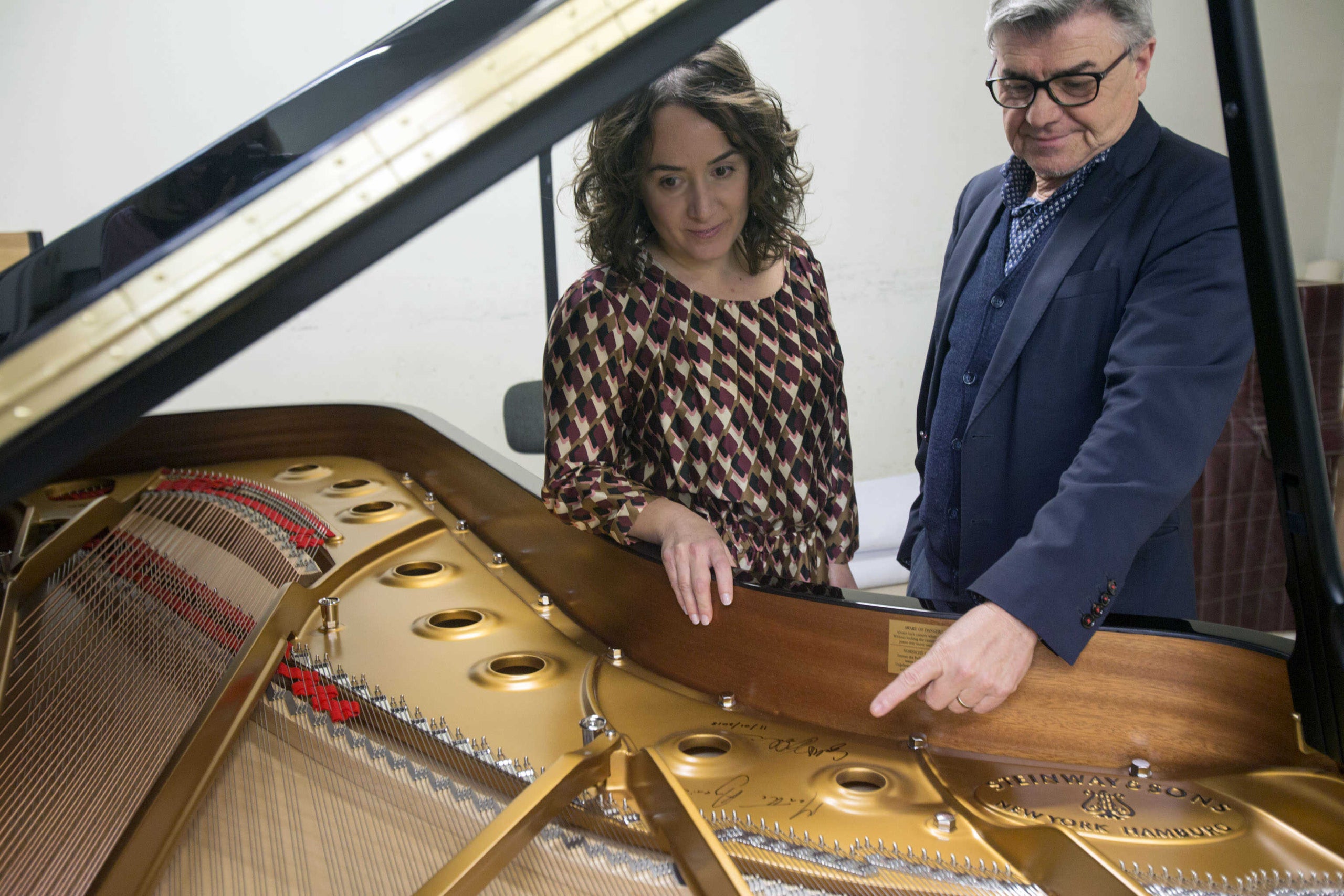 La pianista ha signat l'adquisició de l'instrument, que ha costat 130.559 euros.