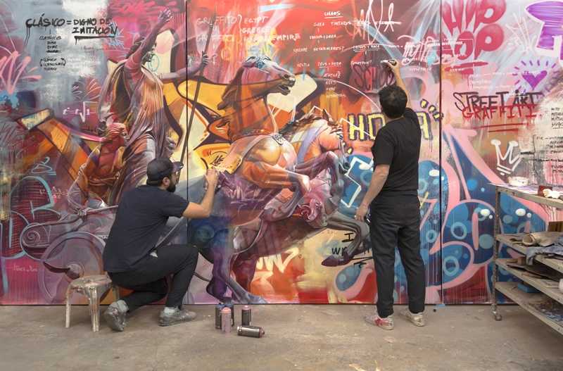 Els artistes que pintaran el monument municipal convertiran el claustre renaixentista amb el seu univers de grafits. © PICHIAVO / CENTRE DEL CARME