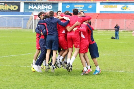 La selecció valenciana de pilota celebrant el triomf.