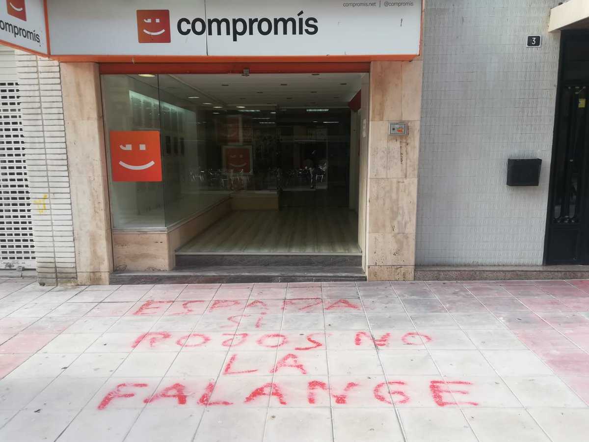 Compromís respon que, "per a nosaltres, 'Espanya' també és tindre esperit cívic i no embrutar els carrers amb pintades feixistes".