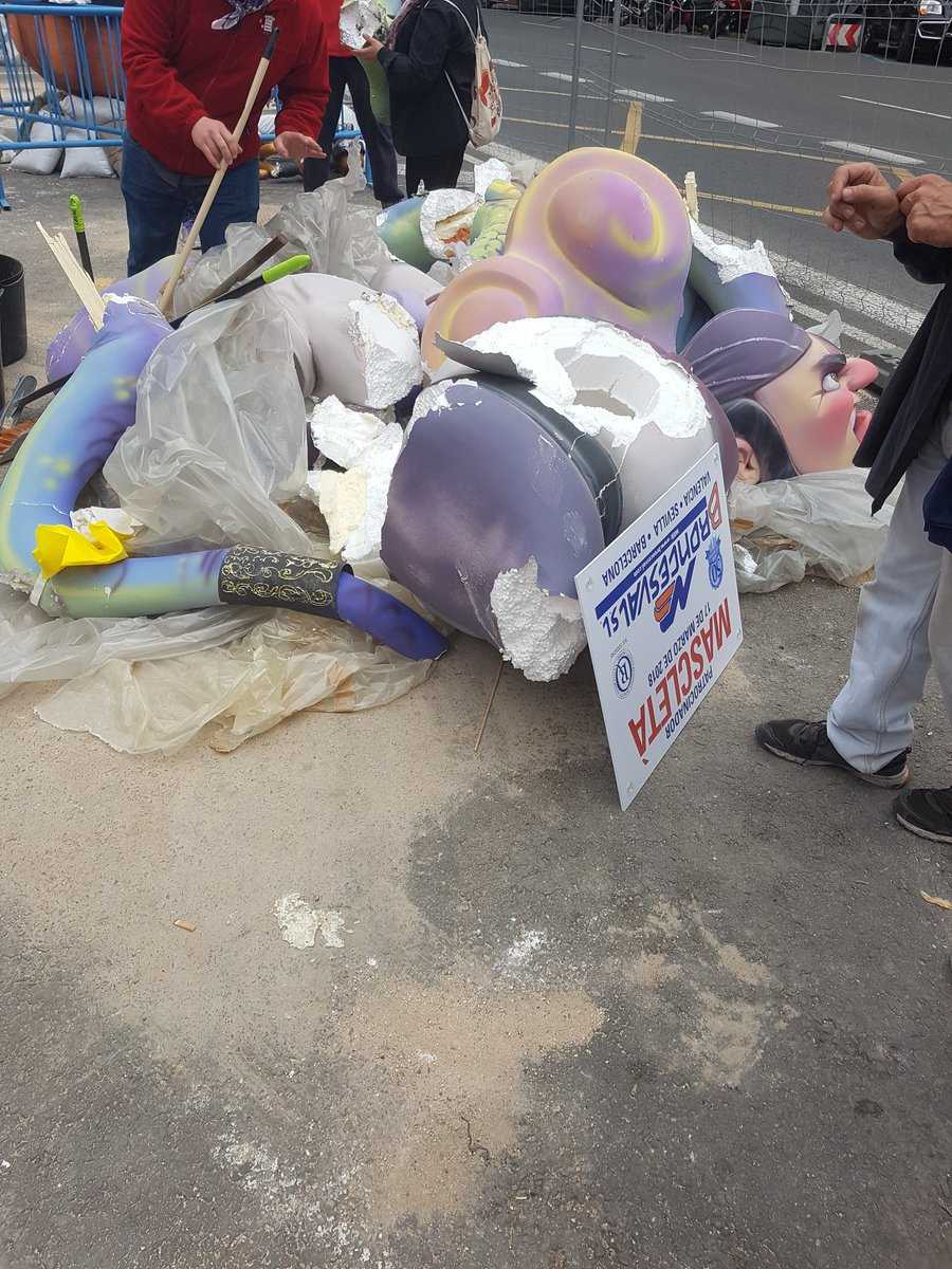 El vent ha tombat el remat de la Falla Pintor Segrelles.