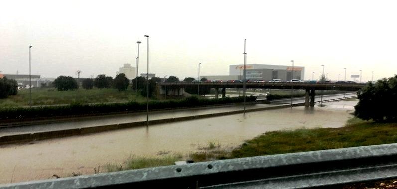 Poc abans de les 17.00 hores s'ha tallat la Pista de Silla, una de les entrades a València, per l'acumulació d'aigua.