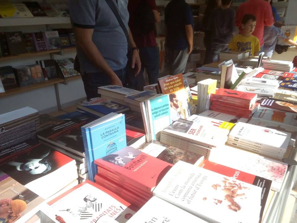 Uns 5.000 títols s'exposaran al públic en la cinquena edició de la Plaça del Llibre que se celebra de l'1 al 5 de novembre a la plaça de l'Ajuntament de València per segon any consecutiu.