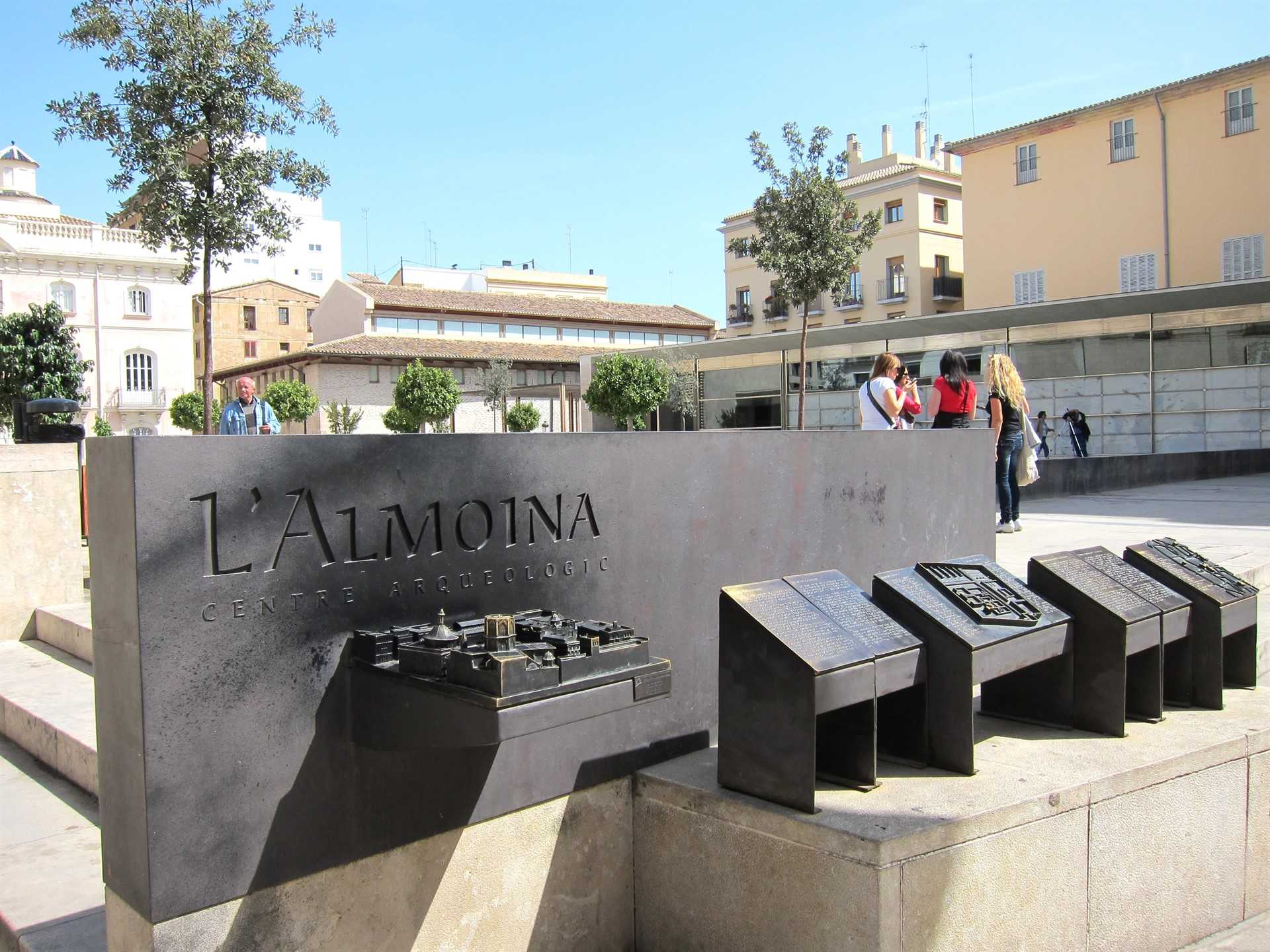 L'any 2000 l'autoritat eclesiàstica va cedir la parcel·la de la plaça de l'Almoina a l'administració local per a habilitar el museu que actualment alberga restes de la València romana, visigoda i àrab.