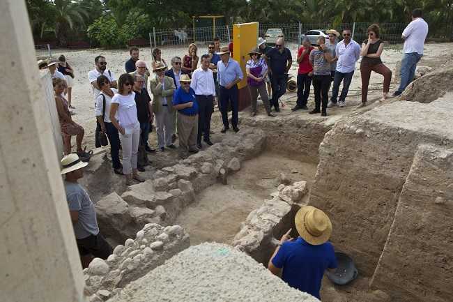 Visita del rector de la UA al jaciment de l'Alcúdia