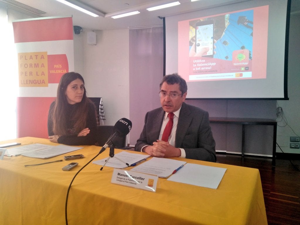 La directora de Plataforma per la Llengua, Neus Mestres i el delegat de l'organització al País Valencià, Manuel Carceller, durant la presentació de la ValenciApp