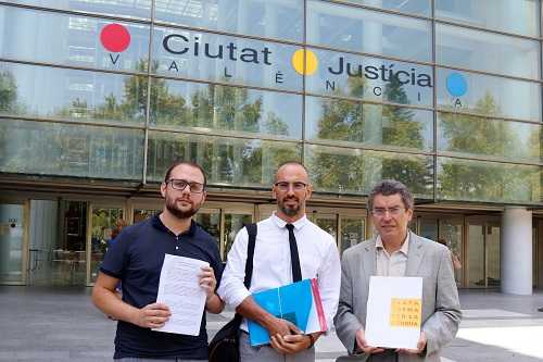 El president de la Plataforma per la Llengua, Manuel Carceller (a la dreta de la foto) davant de l'entreda de la Ciutat de la Justícia de València.