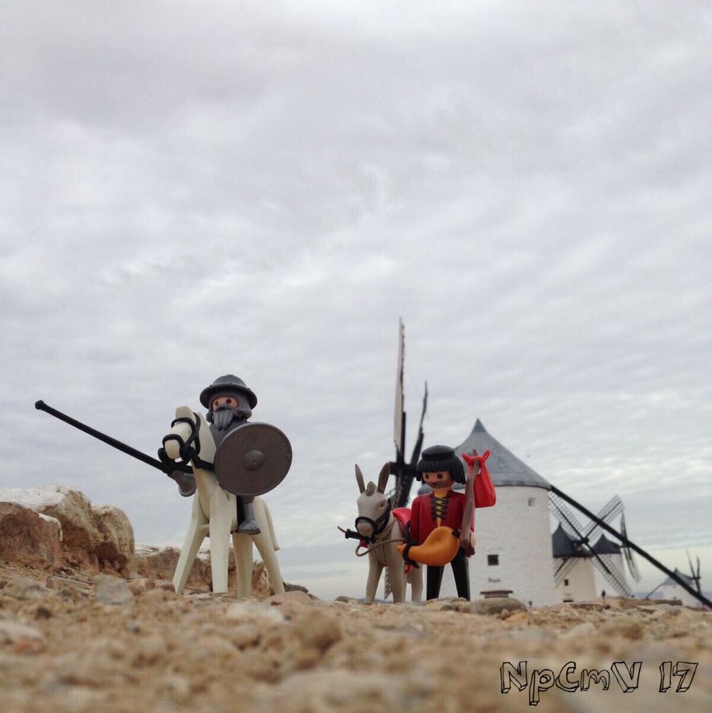 Les conegudes figuretes de Playmobil acompanyen Concha Romera en el seu dia a dia.