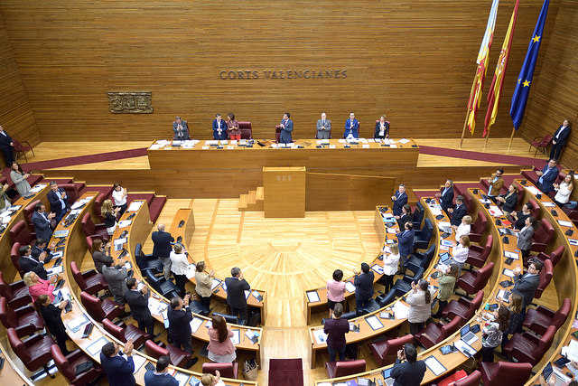 Ple de les Corts on s'ha condemnat la violència ultra del 9 d'Octubre.