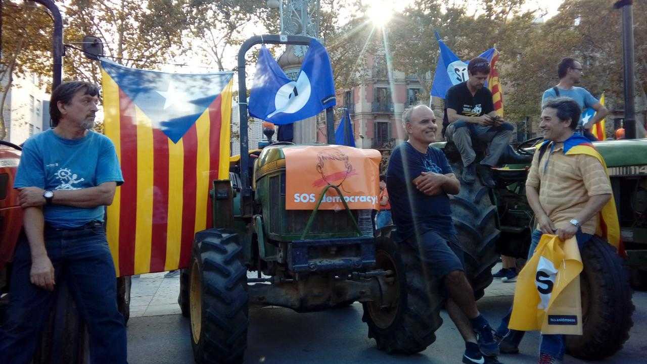 Uns llauradors protegeixen el Parlament amb els tractors en previsió d'una intervenció policial.