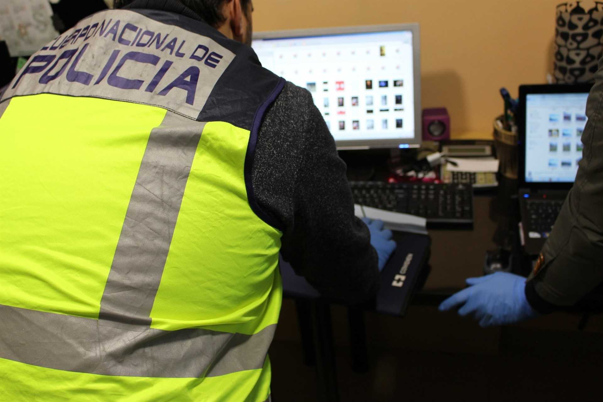 La Policia ha practicat 42 registres domiciliaris per tot l'estat espanyol, en els quals ha intervingut ordinadors portàtils, discos durs, discos compactes i DVD.