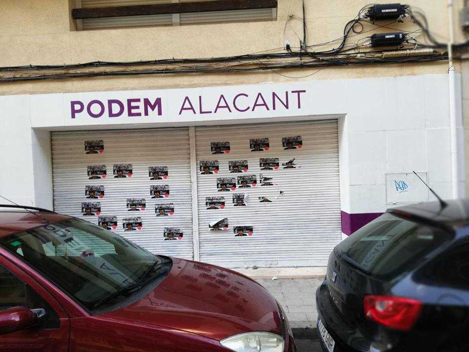 Imatge de la seu de Podem d'Alacant plena de cartells feixistes.