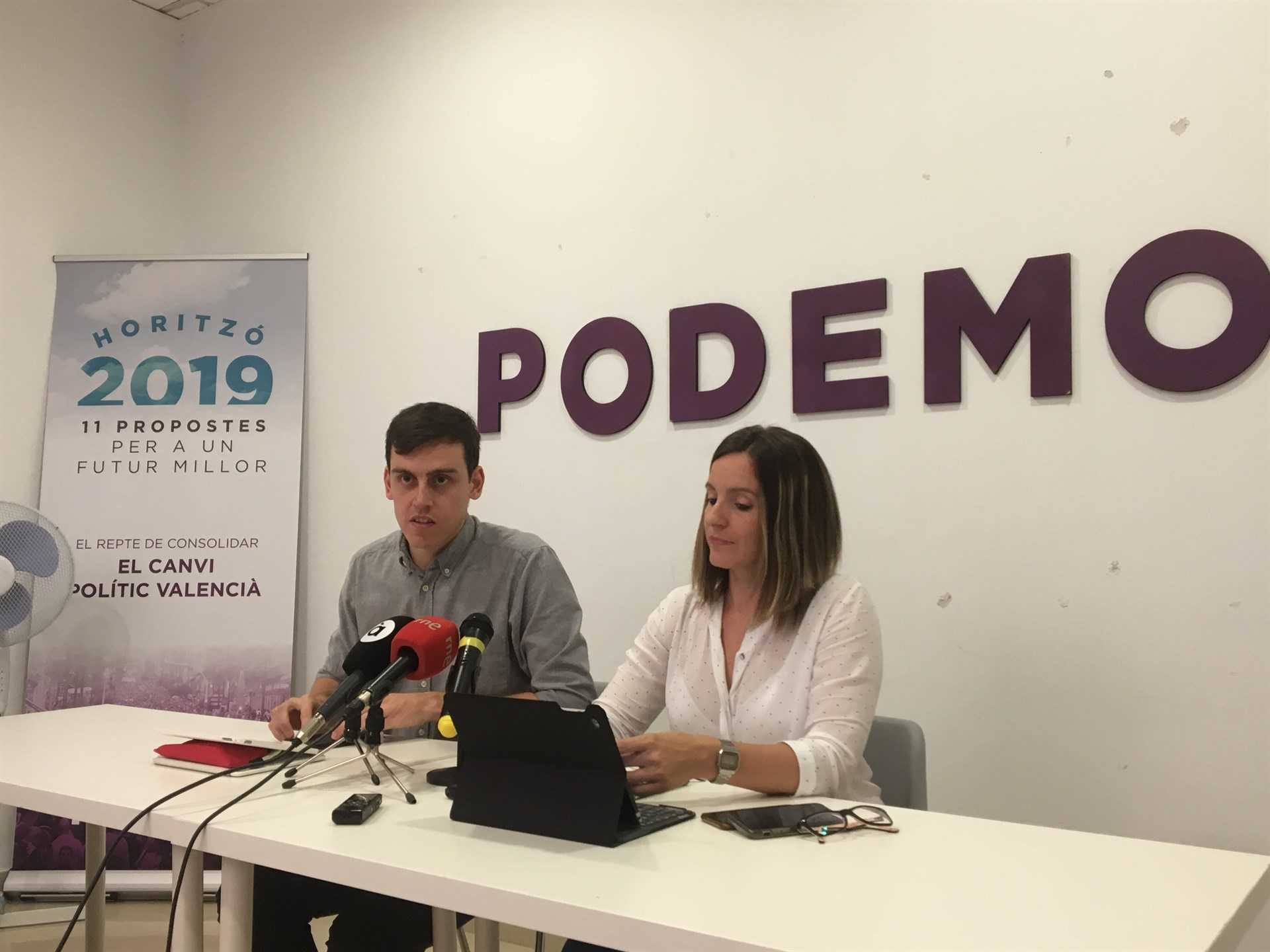 El senador Ferran Martínez i la diputada Àngela Ballester compareixen davant de la premsa a la seu de Podem de València.