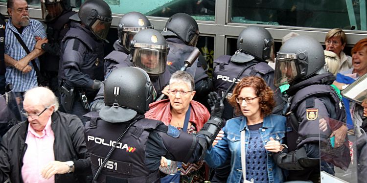 Intervenció policial durant el referèndum per la independència de Catalunya el passat 1 d'octubre.