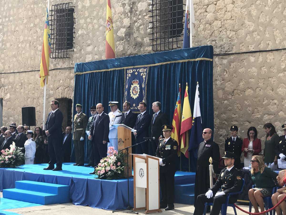 José Miguel Saval (al davant a l'estrada) participa en lacte commemoratiu de la festivitat dels Àngels Custodis, patrons de la policia, al castell de Santa Bàrbara d'Alacant.