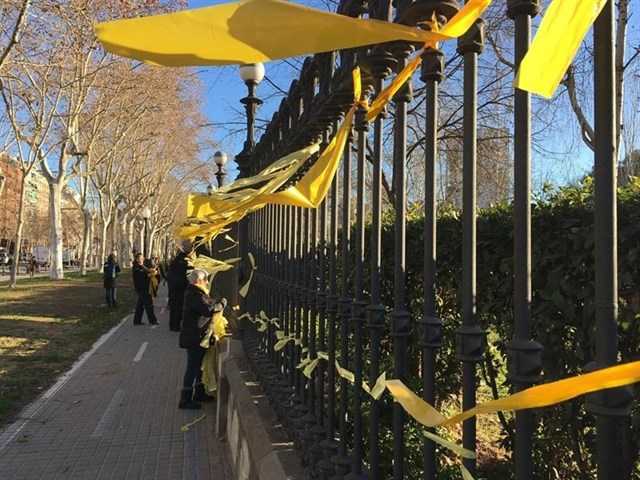 Segons la dona, la discussió i posterior agressió va començar per la retirada dels llaços grocs.