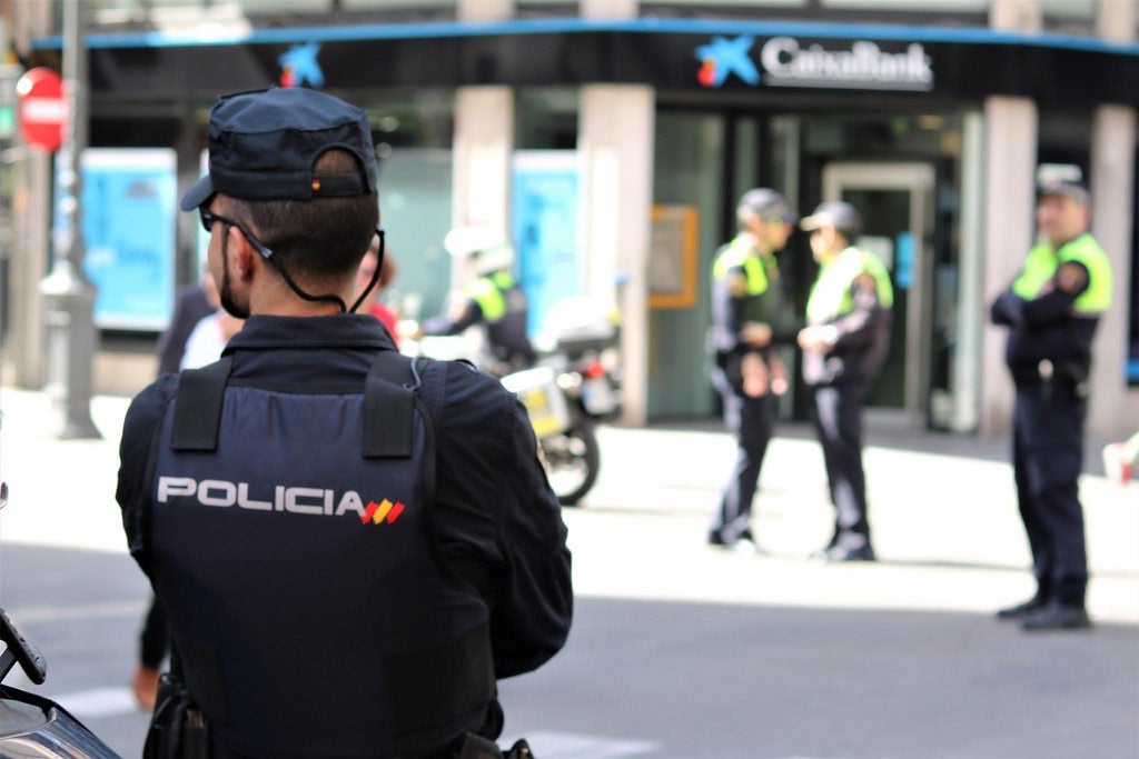 La policia espanyola ha detingut aquesta matinada a un per captar presumptament combatents per a l'Estat islàmic.