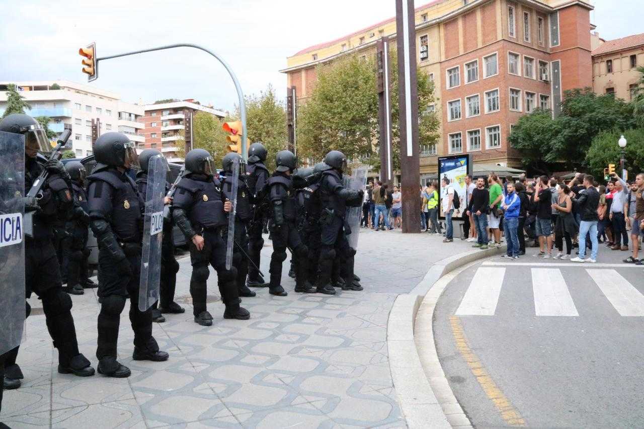 Antiavalots de la policia espanyola a la plaça Imperial Tàrraco l'1 d'octubre del 2017.