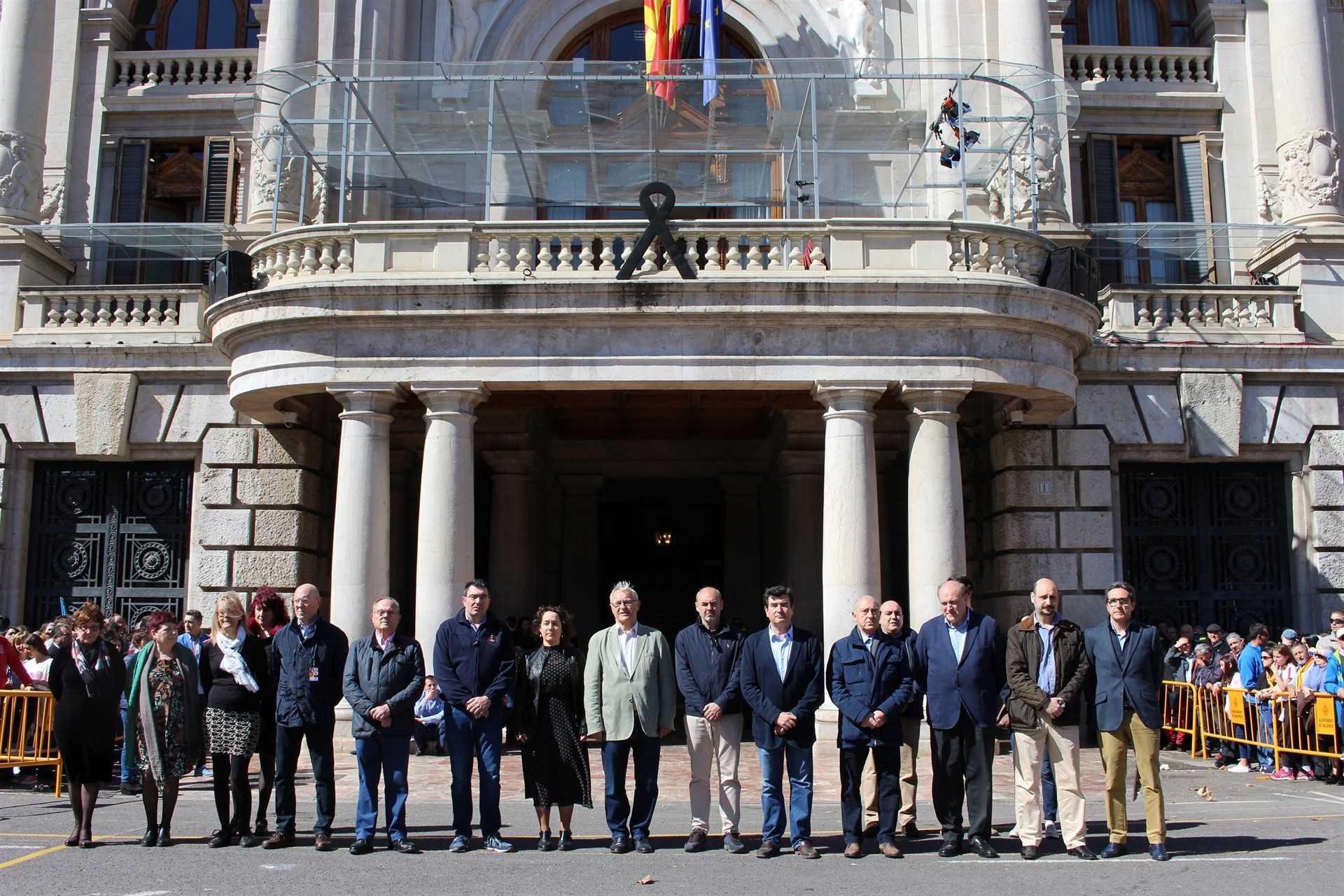 A la concentració, celebrada en la porta principal de l'Ajuntament, han acudit diferents regidors i dirigents dels grups polítics.