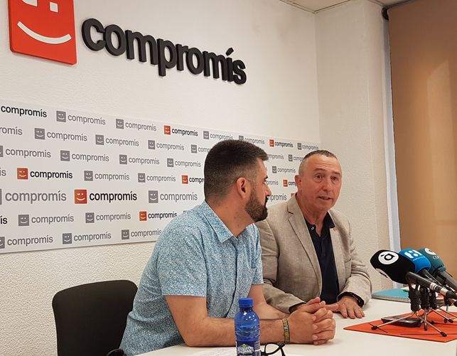 El portaveu del grup municipal de Compromís, Pere Fuset, i el diputat al Congrés Joan Baldoví durant la roda de premsa d'aquest divendres.
