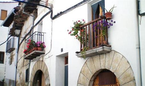 De moment el poble ofereix set llocs de treball i disposa de tres habitatges perquè famílies amb xiquets hi vagen a viure i evitar que es tanque l'aulari del municipi