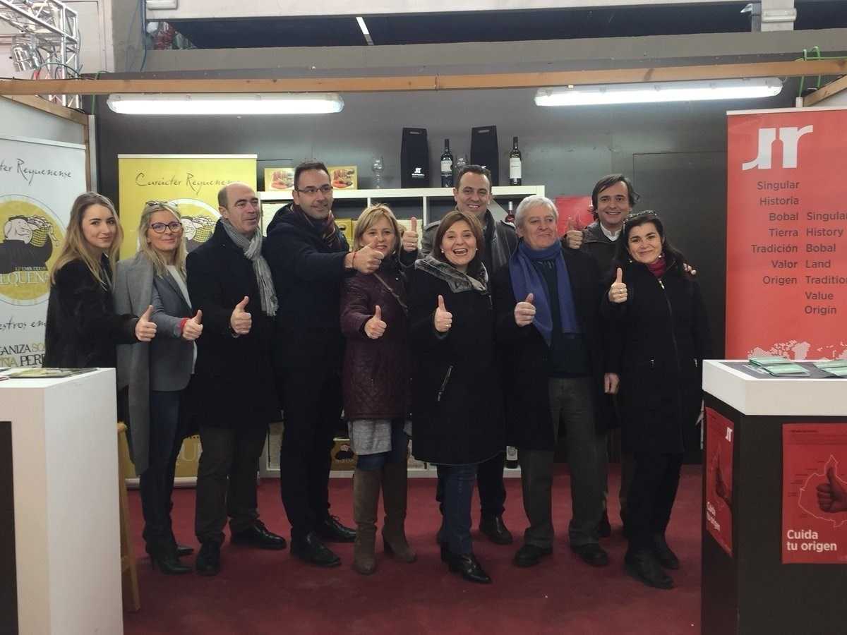 Per a la líder dels populars, "altres partits" es dediquen a "molta foto i molta declaració, però no estan batallant en els tribunals".