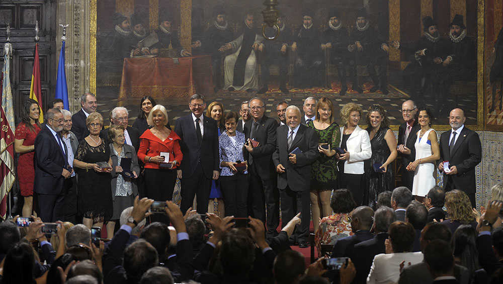 El president de la Generalitat Valenciana, Ximo Puig, amb els premiats amb motiu del 9 d'Octubre.