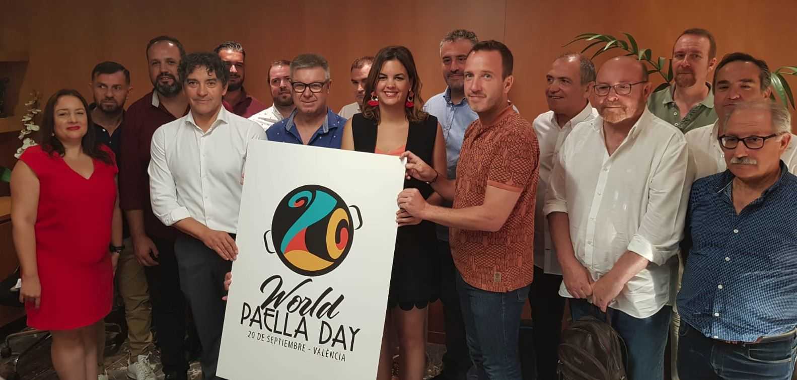 Sandra Gómez i Francesc Colomer han aprofitat l'ocasió per a presentar també el cartell i la imatge promocional del dia mundial de la paella.
