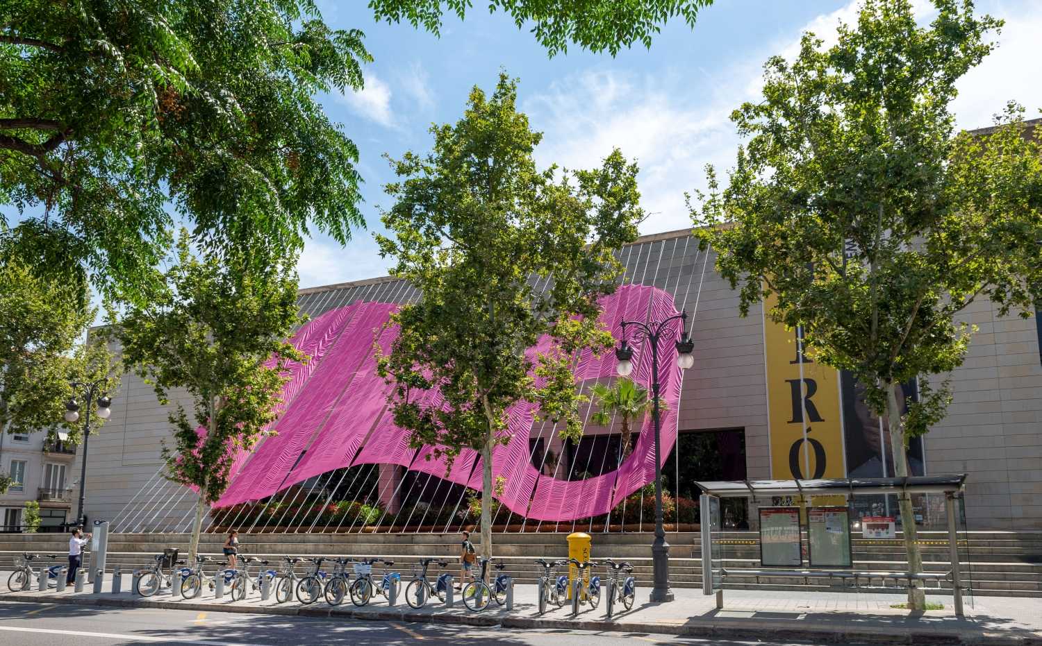 El col·lectiu d'artistes ha escollit el rosa perquè representa valors com la diversitat o la inclusió.