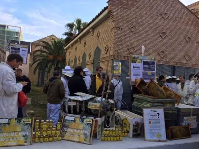 Els apicultors valencians asseguren que la mel d'altres països no té els mateixos controls de qualitat que els exigeixen a ells.