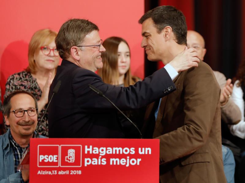El president de la Generalitat, Ximo Puig saluda a Pedro Sánchez, en una imatge d'arxiu.