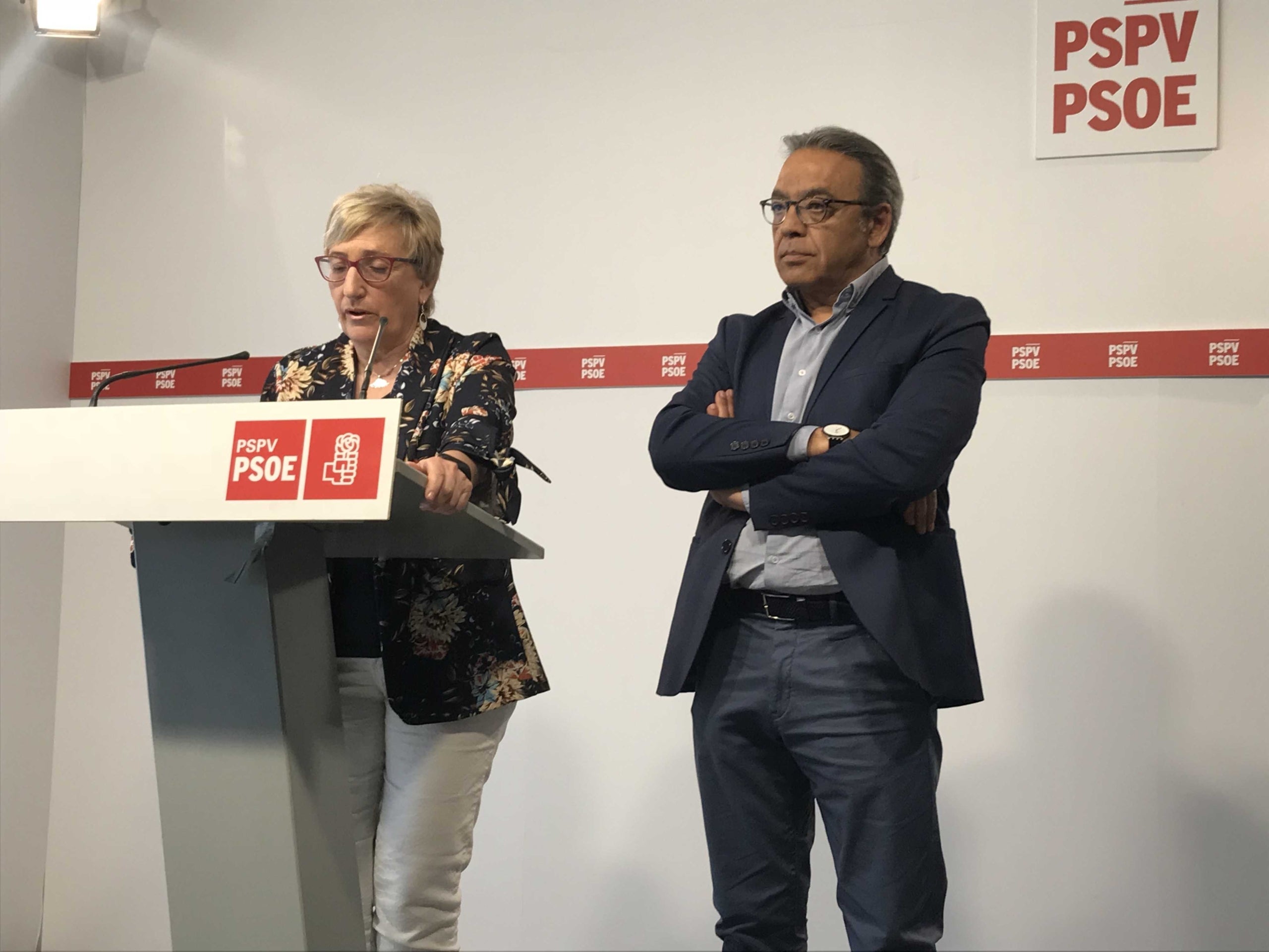 La responsable de l'àrea jurídica del PSPV, Ana Barceló, i el vicesecretari general del partit, Manolo Mata.