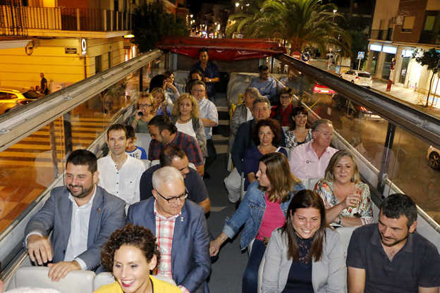 Un bus turístic va recórrer Puçol durant la celebració, amb gran èxit, de la 'Shopping Night' celebrada el passat dia 20