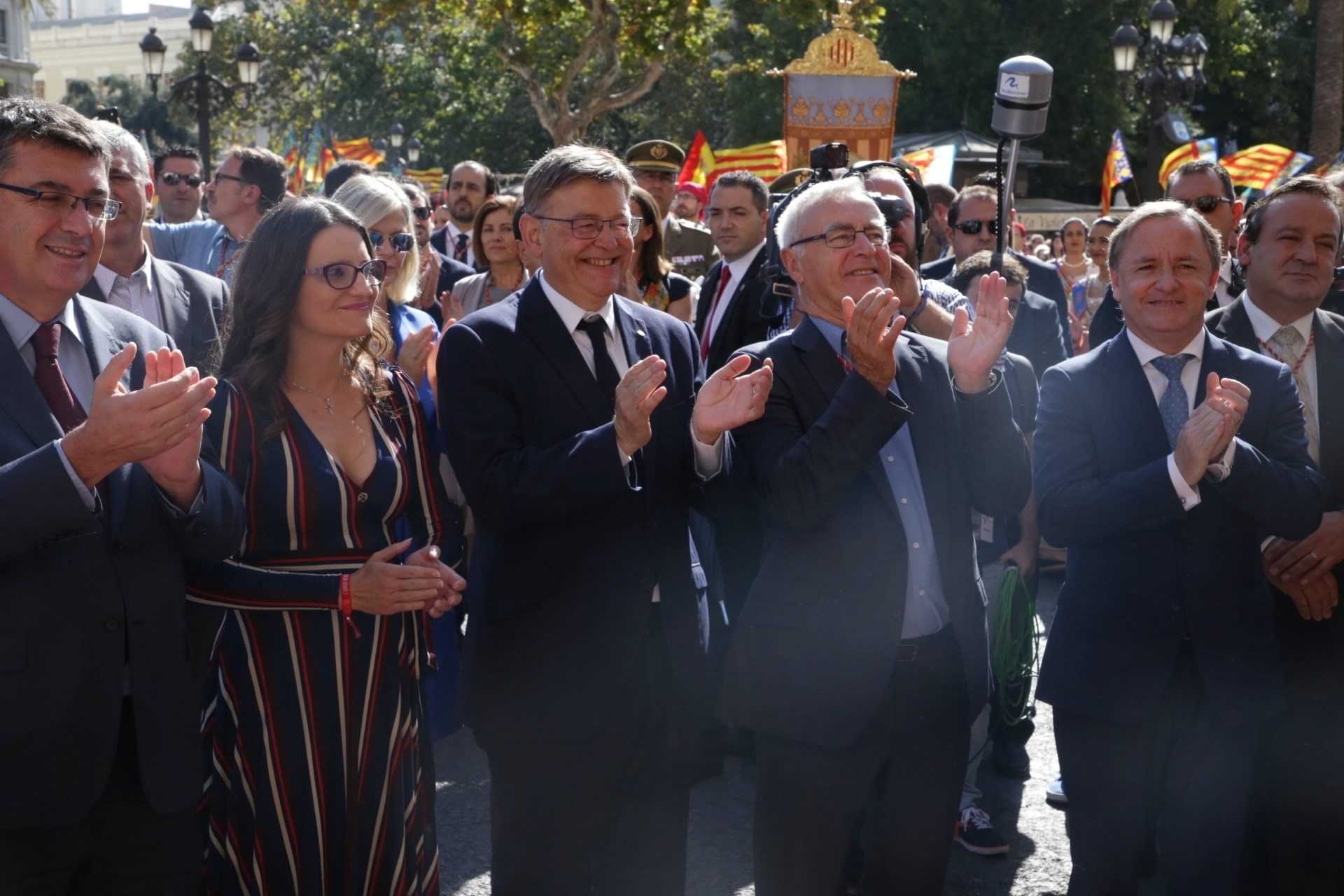 El president Puig, la vicepresidenta Oltra i l'alcalde Joan Ribó esperant la baixada de la Reial Senyera.