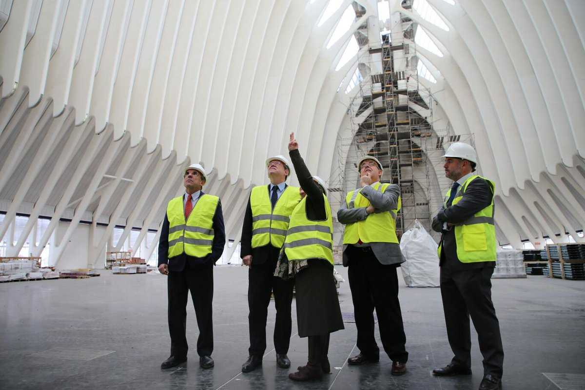 Ximo Puig observa les reparacions de l'Àgora prèvies a la cessió de l'edifici per a la instal·lació del CaixaForum